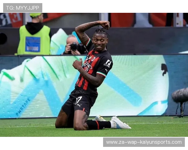 AC米兰持续施压,莱奥半转身抽射打高