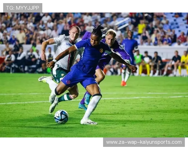 切尔西恩昆库插上背身做球助攻队友破门,展现惊艳技术与团队协作